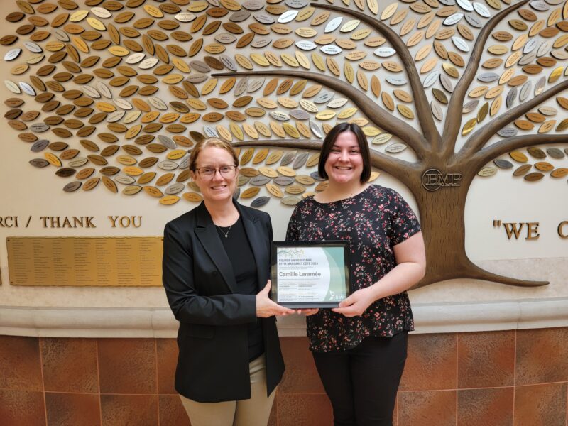 On left: Mrs. Julie Coderre, pharmacist and owner of the Jean Coutu Cowansville pharmacy, vice-president of the BMP Foundation Board of Directors, and member of the Effie Margaret Côté Scholarship selection committee. On right: Camille Laramée, recipient of the Effie Margaret Côté 2024 Scholarship.