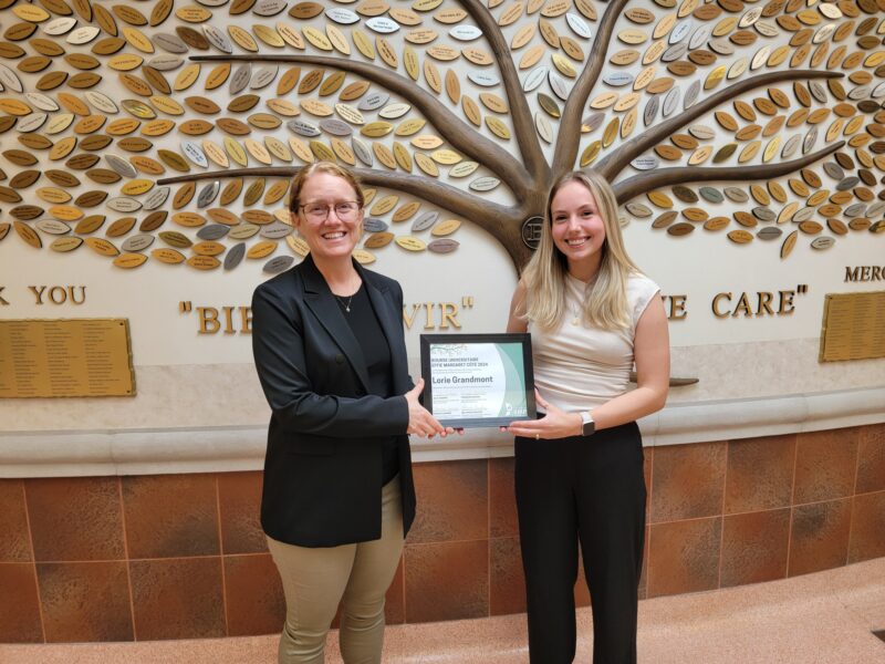 On left: Mrs. Julie Coderre, pharmacist and owner of the Jean Coutu Cowansville pharmacy, vice-president of the BMP Foundation Board of Directors, and member of the Effie Margaret Côté Scholarship selection committee. On right: Lorie Grandmont, recipient of the BMP Special Mention 2024 Scholarship.